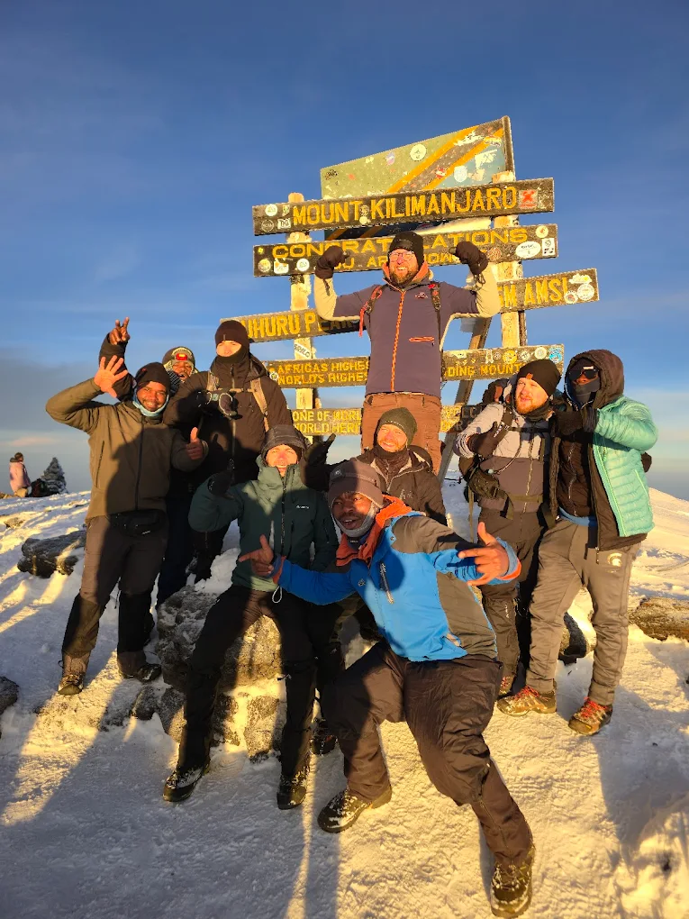 Gipfeltag — Sonnenaufgang am Uhuru Peak