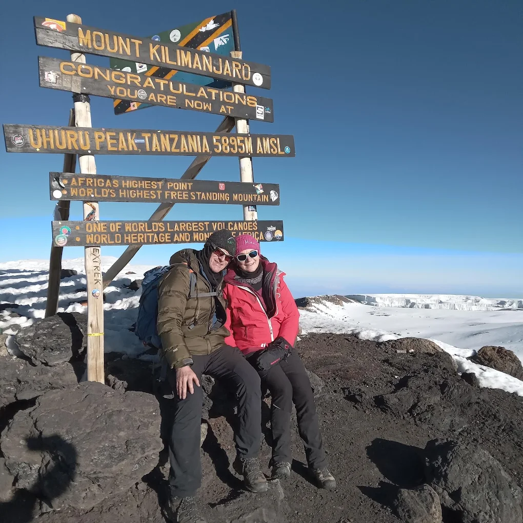 Am Uhuru Peak — 5.895 m, höchster Punkt Afrikas