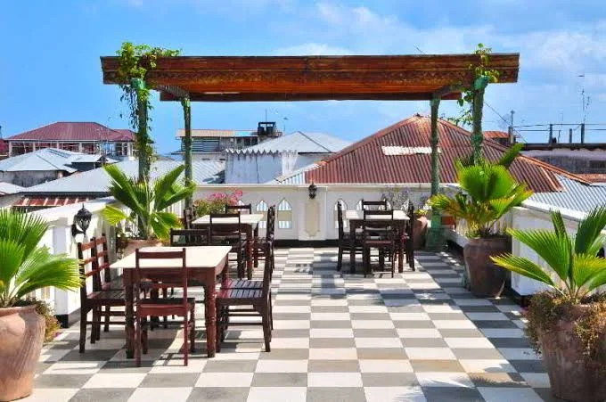 Dhow Palace Hotel 6